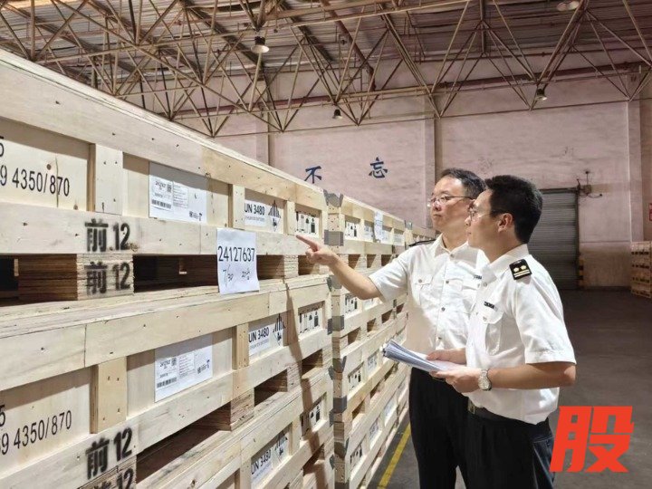 上海海关关员对一批锂电池开展出口危险货物包装使用鉴定。(范学勍